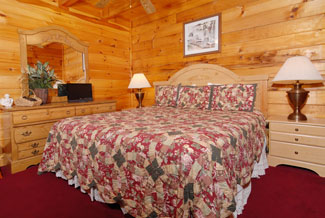 Pigeon Forge Four Bedroom Cabin with a King Size Bed in the Bedroom